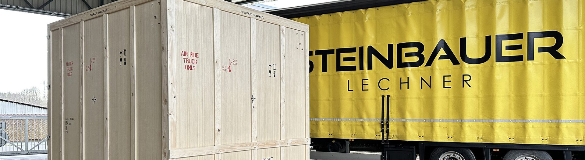 Dřevěná přepravní bedna a kamion STEINBAUER
