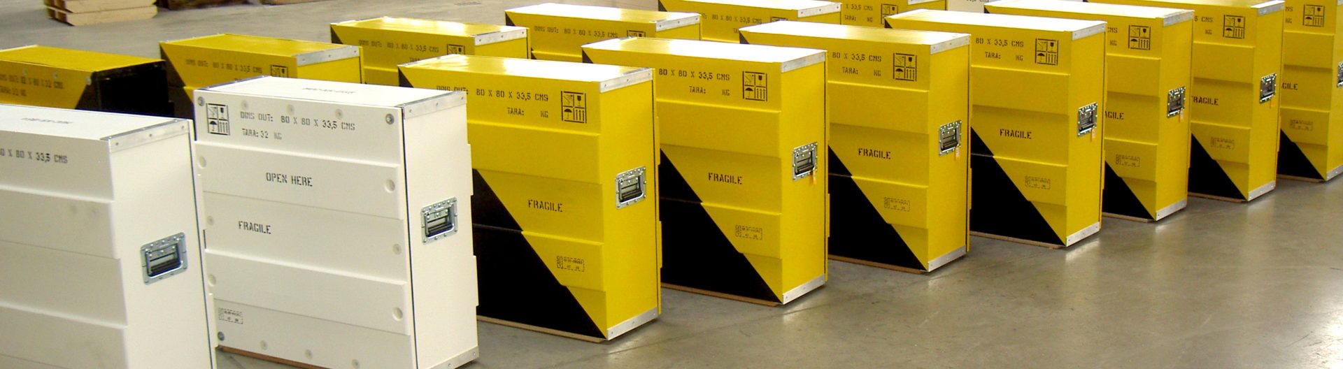 Žluté přepravní boxy STEINBAUER v řadách
